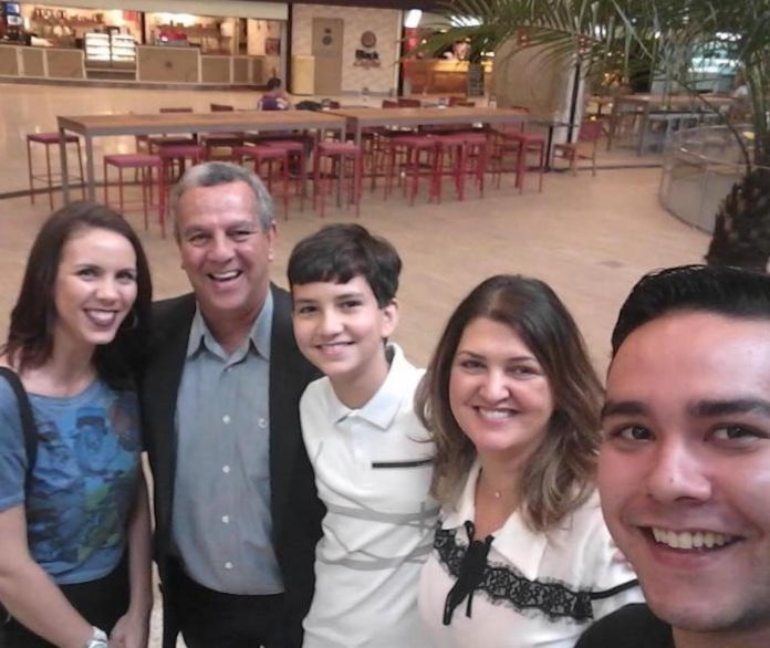 : Fausto Marques com a esposa Aparecida Fialho, e os filhos Isabela, João Paulo e Gabriel (foto: Arquivo pessoal)