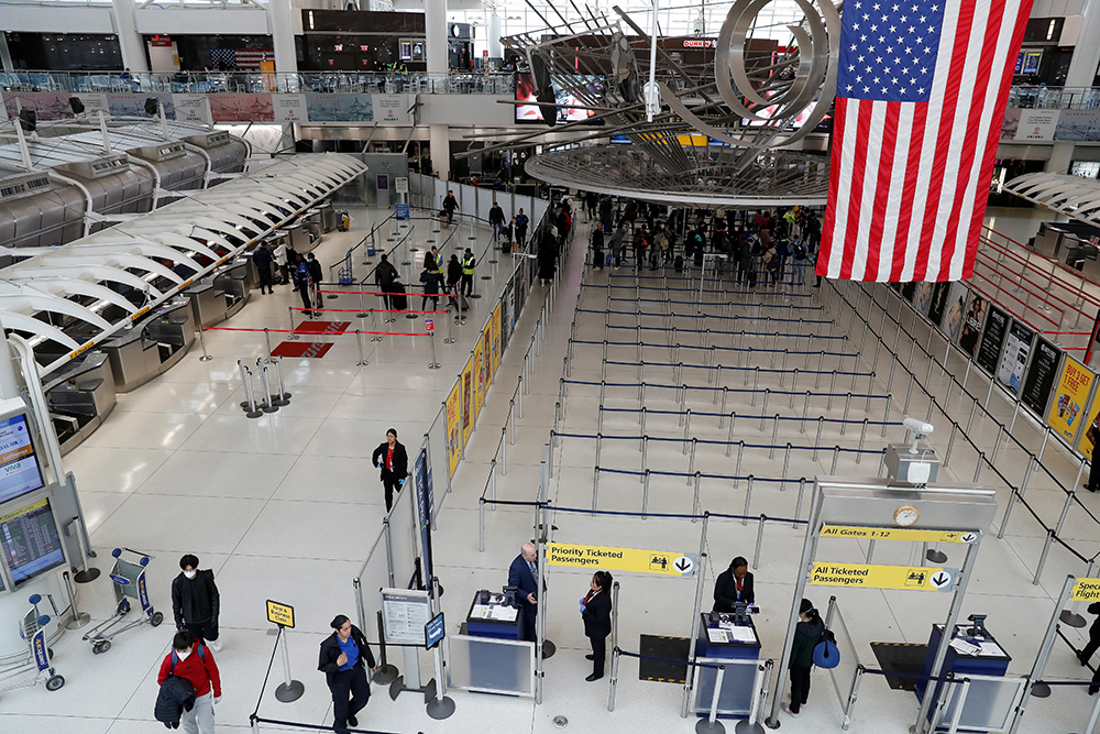 Passengeiros caminham pelo Terminal 1 do aeroporto JFK, em New York (Arquivo/ REUTERS/Shannon Stapleton)