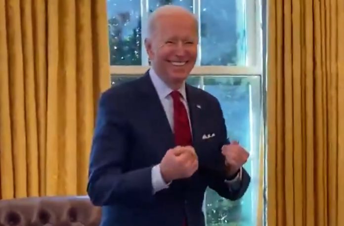 Joe Biden em seu gabinete, na Casa Branca (foto: reprodução Twitter)