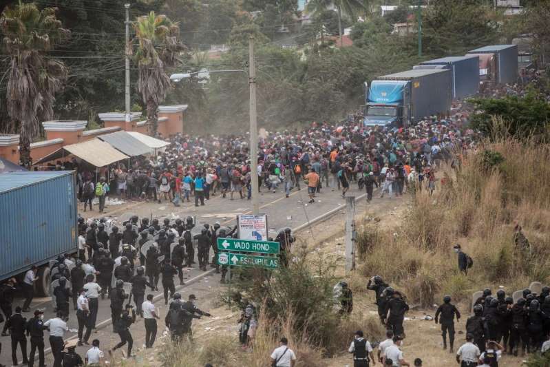 Caravana de imigrantes em Honduras entram em confronto com a polícia da Guatemala (foto: Twitter)