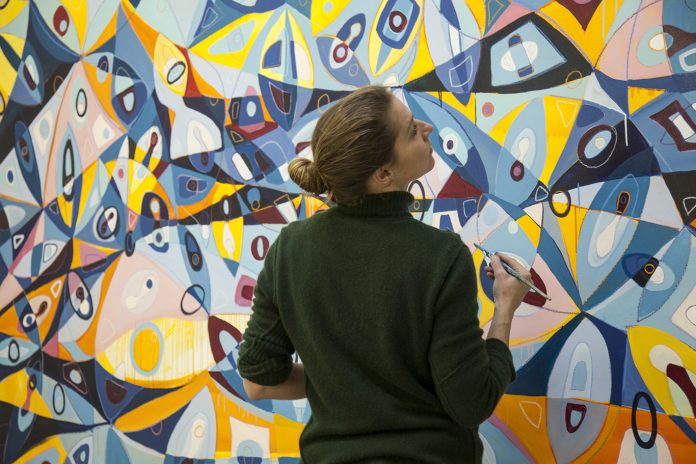 Janaína Tschäpe trabalha em um dos seus novos quadros. Artista tem reconhecimento internacional (Foto: Divulgação) Janaína Tschäpe trabalha em um dos seus novos quadros. Artista tem reconhecimento internacional (Foto: Divulgação)