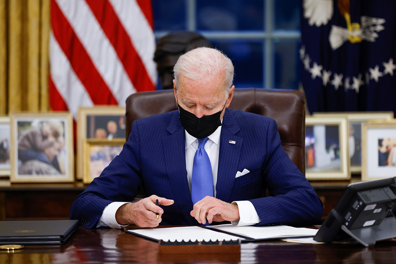 Joe Biden assina pacote de $1.9 trilhão (Foto: REUTERS/Tom Brenner)