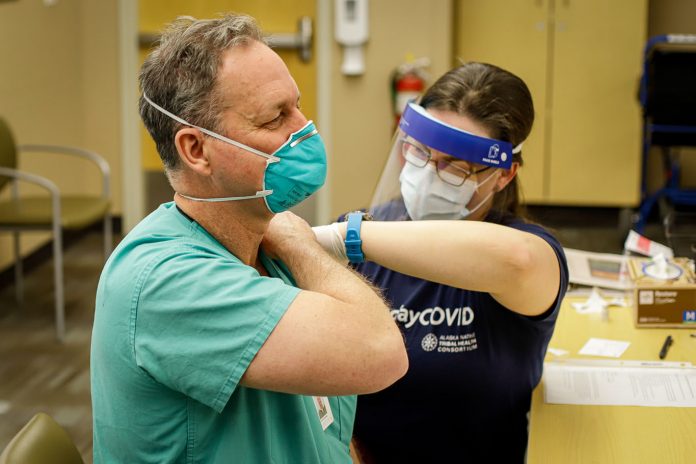 David Kwiatkowski é a terceira pessoa no Alasca a receber a vacina (Foto: Jeff Chen/Alaska Public Media)
