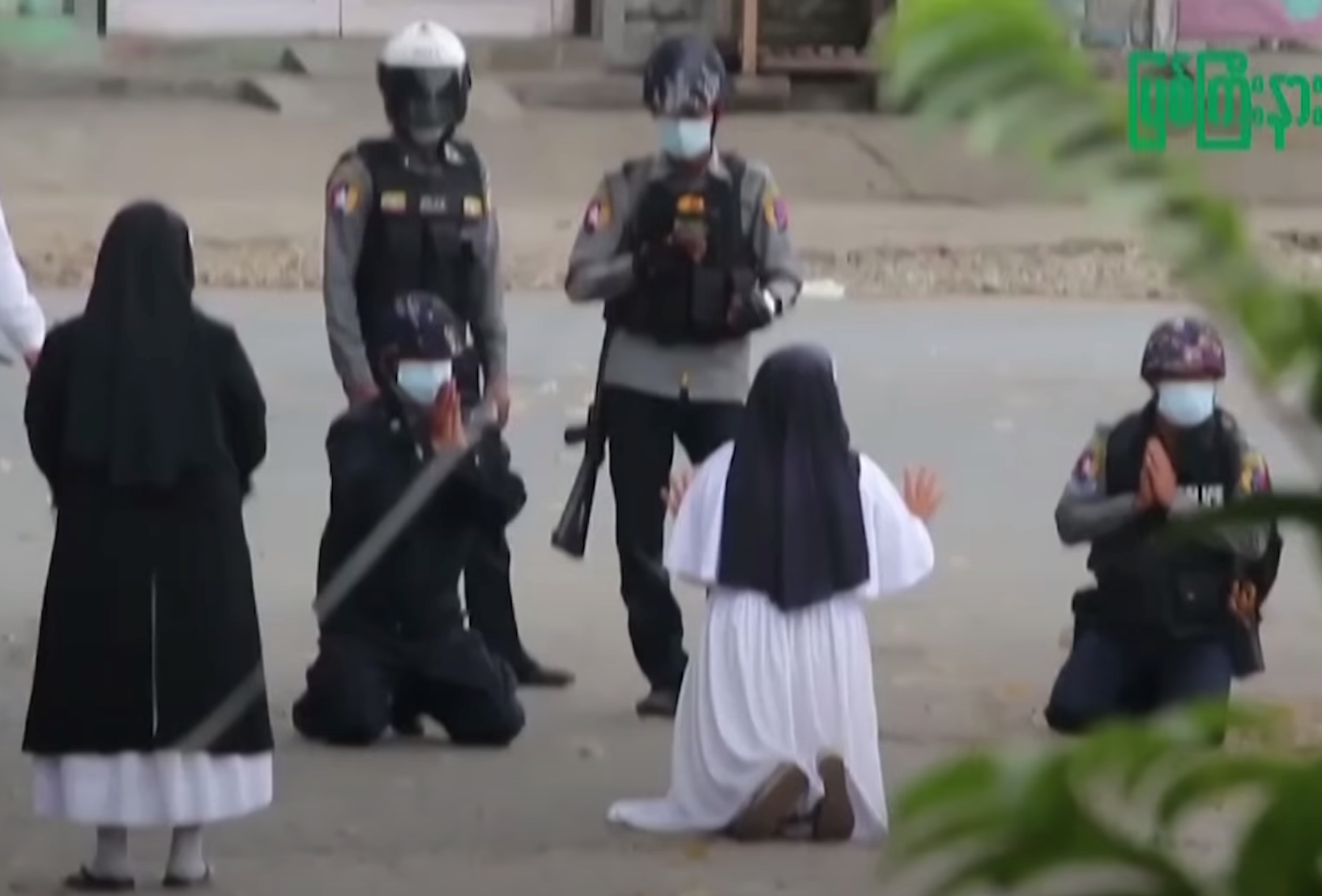 Freira pede de joelhos para que a polícia parasse de atirar (Foto: Youtube)