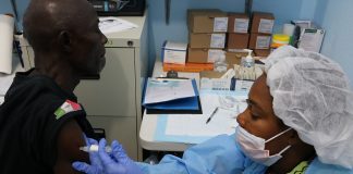 Apenas alguns governos da África iniciaram campanhas de vacinação em massa (Foto: Wikimedia)