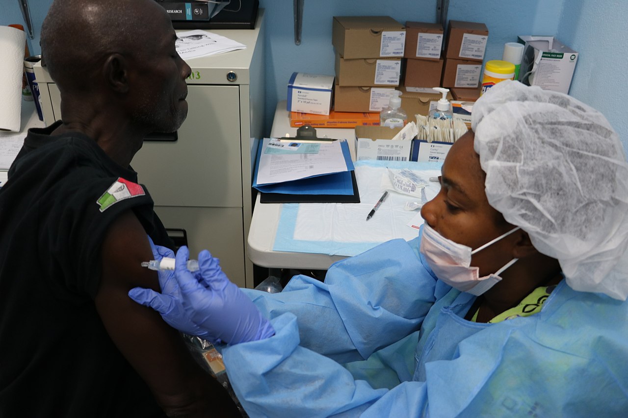 Apenas alguns governos da África iniciaram campanhas de vacinação em massa (Foto: Wikimedia)