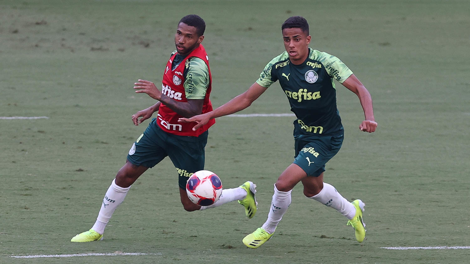 Os jogadores Wesley e Giovani (D) durante treino na Academia de Futebol do Palmeiras (Foto: Cesar Grecco/Palmeiras)