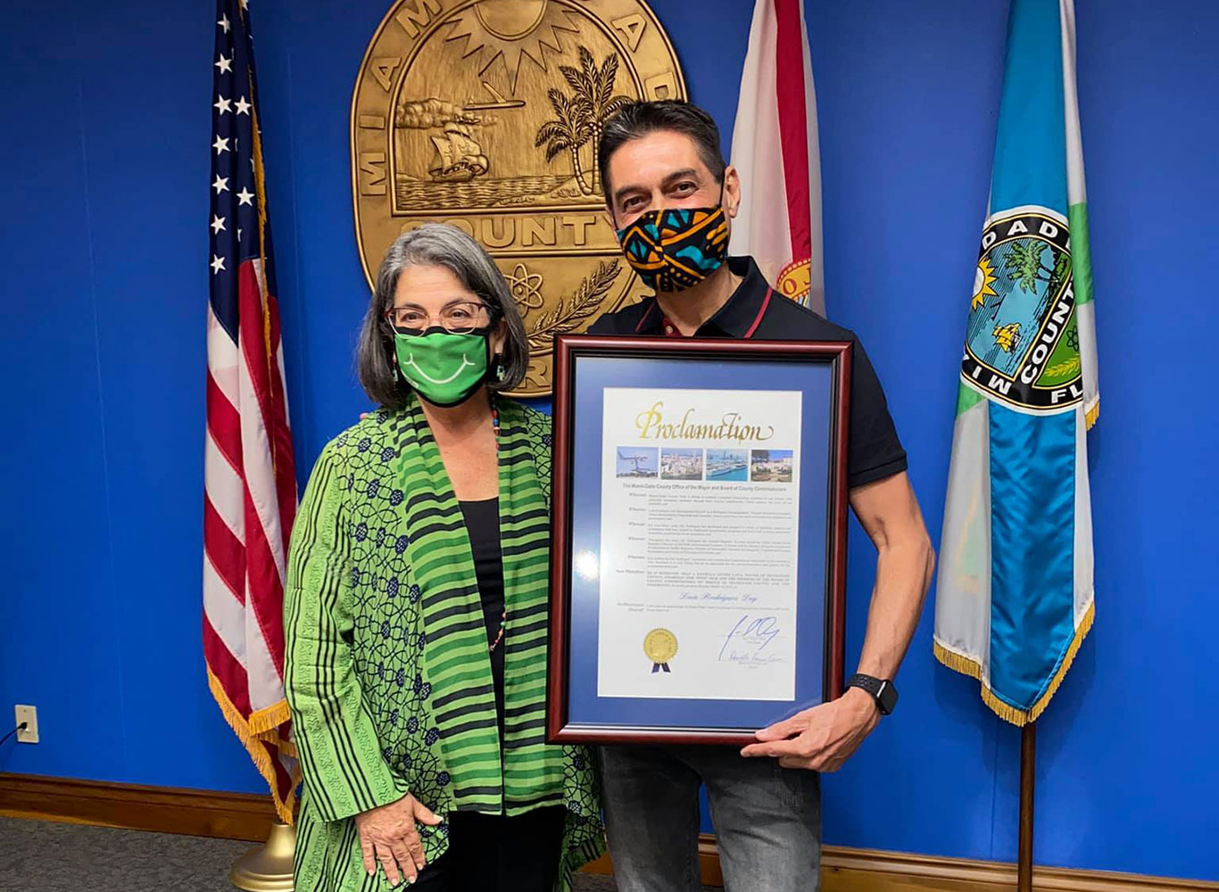 Luiz Rodrigues recebe da prefeita de Miami-Dade, Daniella Levine Cava, o diploma com a proclamação do dia 15 de março como o ‘Luiz Rodrigues Day’, pela sua atuação à frente da Biscayne Bay Marine Health Coalition (Foto: Facebook)