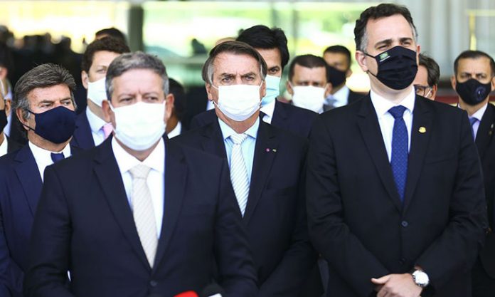 Presidente Jair Bolsonaro se reuniu com líderes de outros poderes para buscar soluções em combate à pandemia (Foto: Marcelo Camargo/Agência Brasil) Presidente Jair Bolsonaro se reuniu com líderes de outros poderes para buscar soluções em combate à pandemia (Foto: Marcelo Camargo/Agência Brasil)
