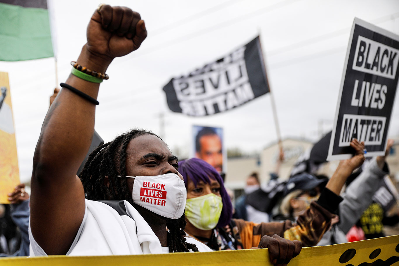 Centenas de pessoas foram às ruas de Brooklyn Center, subúrbio de Minneapolis, em Minnesota, protestar contra a morte de um homem negro (Foto: REUTERS/Nicholas Pfosi)