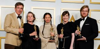 Os produtores Peter Spears, Frances McDormand, Chloe Zhao, Mollye Asher e Dan Janvey, vencedores do prêmio de melhor filme por "Nomadland", posam na sala de imprensa do Oscar, no 93º Oscar (Foto: Chris Pizzello/Pool via REUTERS)