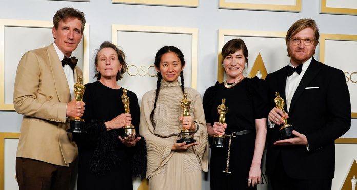 Os produtores Peter Spears, Frances McDormand, Chloe Zhao, Mollye Asher e Dan Janvey, vencedores do prêmio de melhor filme por 