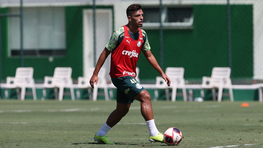 Gabriel Menino, pretendido pelo Chelsea-ING, se lesionou durante treinamento na Academia e pode perder a primeira partida da Recopa (Foto: Cesar Greco / Ag. Palmeiras)