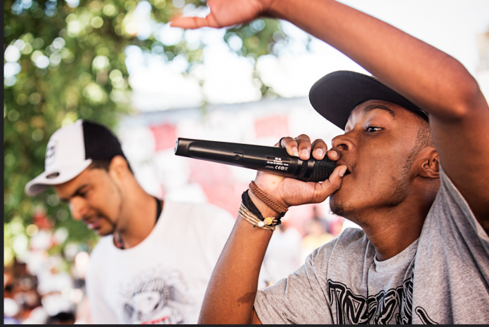 Batalha consiste no duelo entre dois MC’s que farão rimas improvisadas a partir da batida tocada pelo DJ (foto: flickr) Batalha consiste no duelo entre dois MC’s que farão rimas improvisadas a partir da batida tocada pelo DJ (foto: flickr)