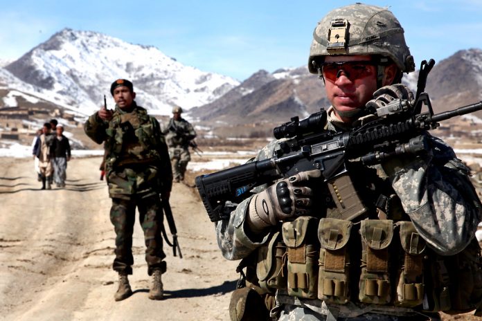 Tropas americanas patrulhando no Afeganistão (Foto: U.S. Army/Flickr)