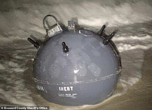 Mina naval encontrada na praia de Lauderdale-by-the-Sea (foto: Broward Sheriff’s Office)