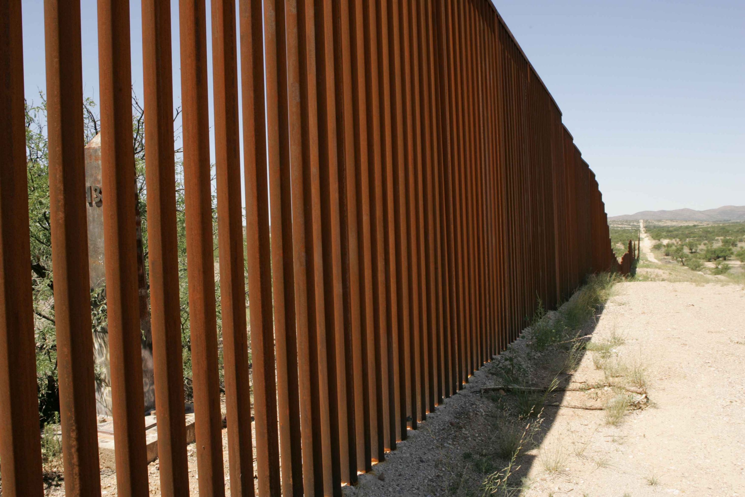 Muro na fronteira sul entre EUA-México (foto: flickr)