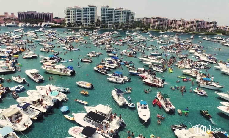 Centenas de barcos se aglomeraram no mar de Boca Raton, FL (foto: Boca Raton Tribune)