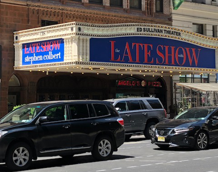 Entrada do Ed Sullivan Theater em Midtown, Manhattan, onde ocorrem as filmagens do Late Show With Stephen Colbert (Foto: Sandra Colicino)