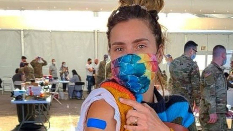 Carolina Diekmann posa após ter sido vacinada contra covid-19 (Foto: Instagram)