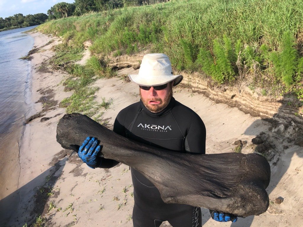 Derek Demeter, um dos paleontologistas responsáveis pela descoberta (foto: Twitter)