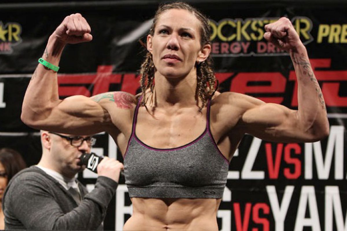 Cyborg é a primeira atleta a conquistar um título em quatro grandes organizações de MMA na história (Foto: Divulgação)