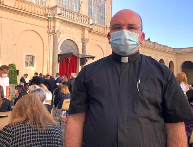 Padre João Paulo Souto Victor, de Pocinhos (PB), no Vaticano, minutos antes do encontro com o Papa Francisco, nesta quarta-feira (26) (Foto: Arquivo pessoal)