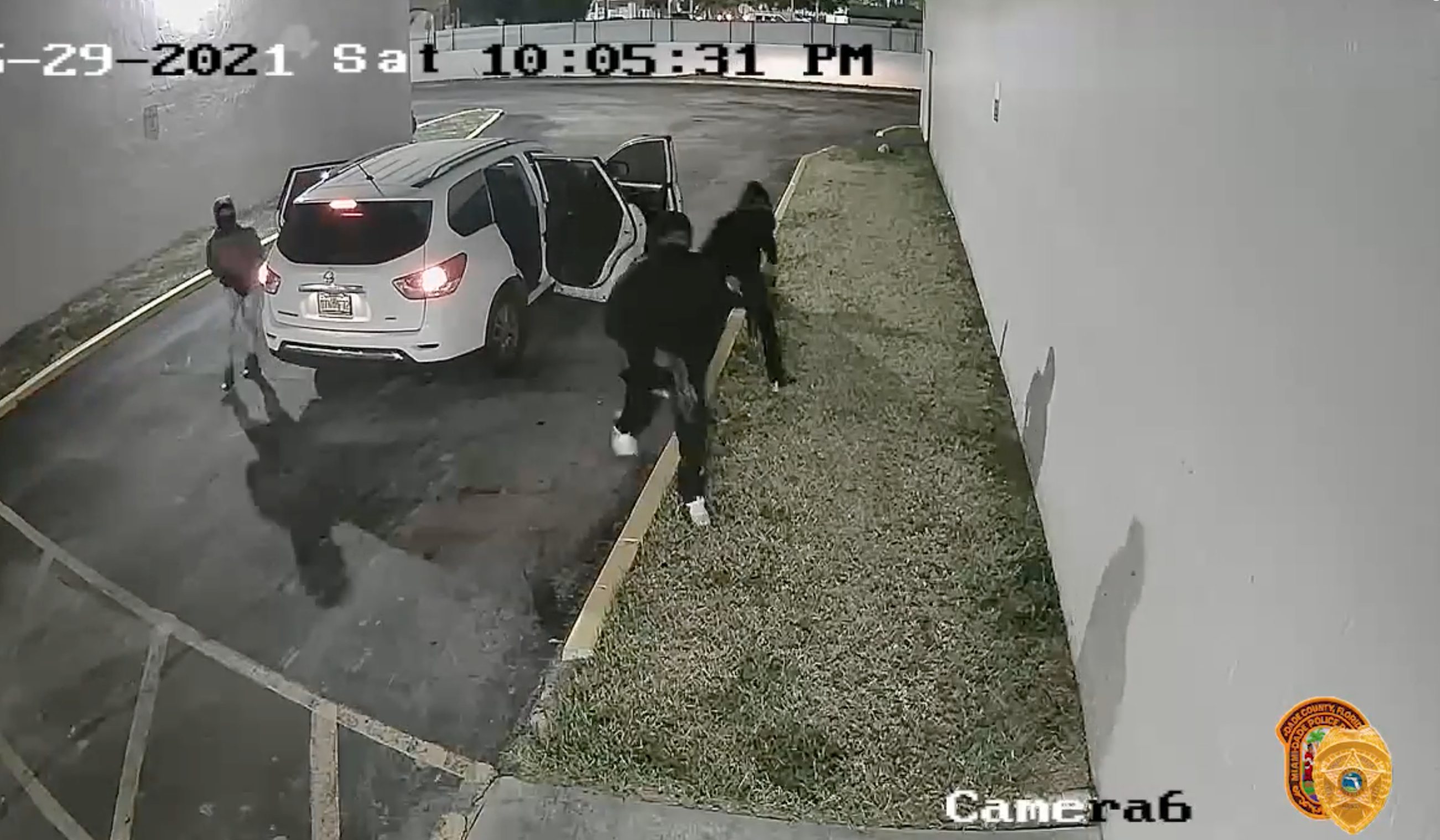 Vídeo gravado pelas câmeras de vigilância do local flagraram os suspeitos ( foto: Miami-Dade's Police Office)