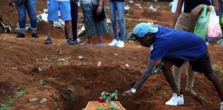 Parentes enterram seus mortos nos cemitérios brasileiros (Foto: REUTERS)