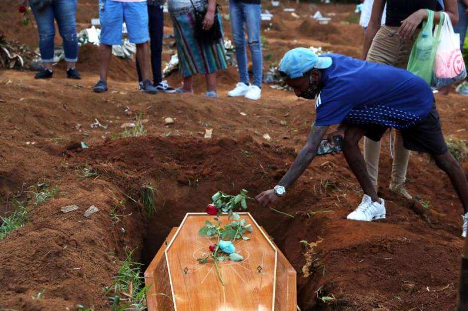 Parentes enterram seus mortos nos cemitérios brasileiros (Foto: REUTERS)