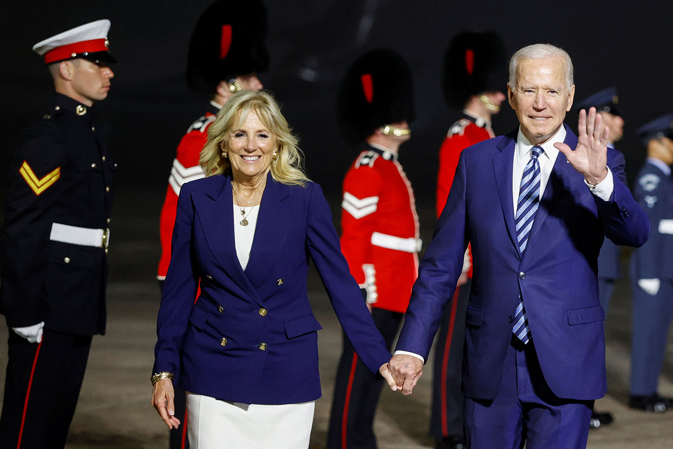O presidente dos Estados Unidos, Joe Biden, e a primeira-dama Jill Biden reagem à chegada ao Aeroporto de Cornwall Newquay, perto de Newquay (Foto: REUTERS/Phil Noble/Pool)