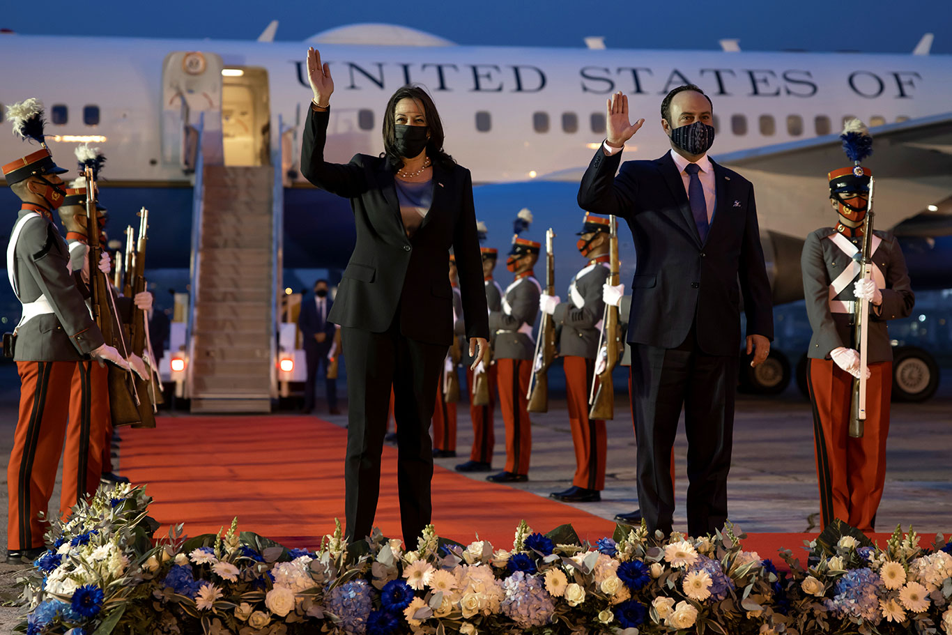 A vice-presidente dos Estados Unidos, Kamala Harris, e o ministro das Relações Exteriores da Guatemala, Pedro Brolo, acenam ao chegarem ao Comando Central da Força Aérea da Guatemala (Foto: REUTERS/Carlos Barria)