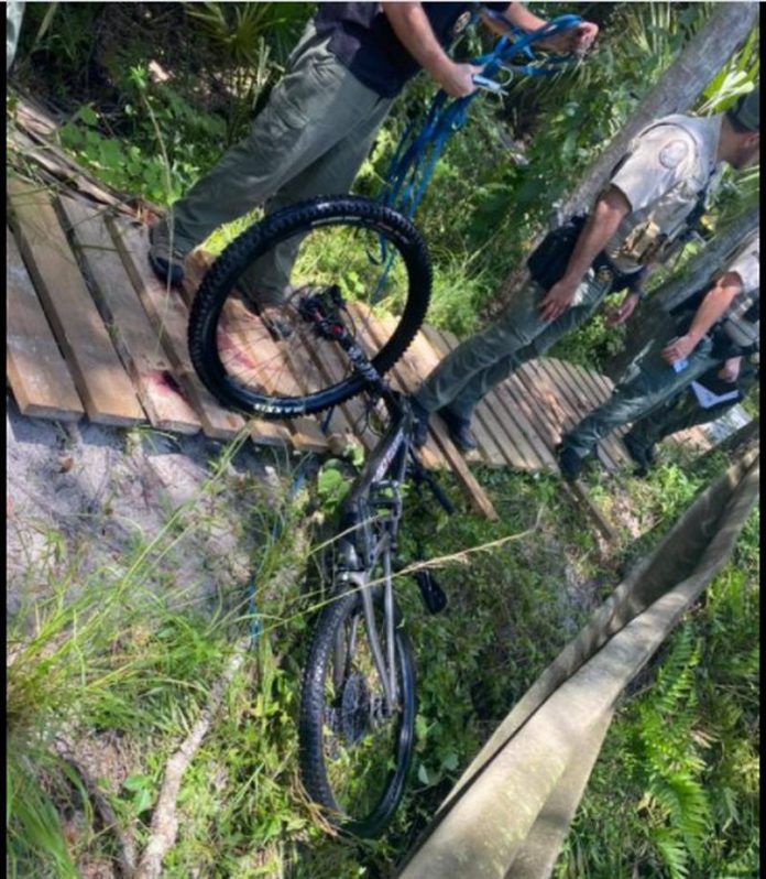 Ciclista perdeu o controle da bicicleta e caiu no lago quando foi atacado (Foto Martin County Sheriff's Office)