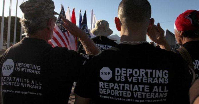 DHS e Assuntos dos Veteranos (VA) estão trabalhando em um plano para rastrear, localizar e devolver veteranos de guerra deportados em um esforço para fornecer benefícios por seus serviços ao país (Foto: AP)