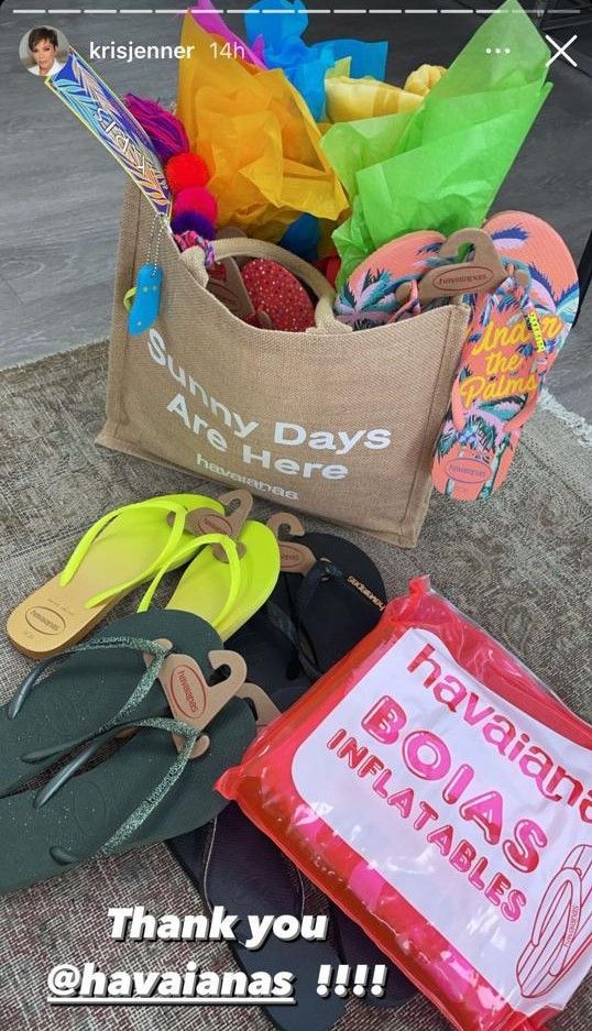 Kris Jenner post on Instagram em agradecimento a marca Havaianas (Foto: Instagram)