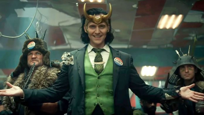 Apesar de a série insinuar um flerte entre Loki (Tom Hiddleston) e Mobius M. Mobius (Owen Wilson), Loki dá a entender que está apaixonado por Sylvie (Sophia De Martino) (Foto: Divulgação)