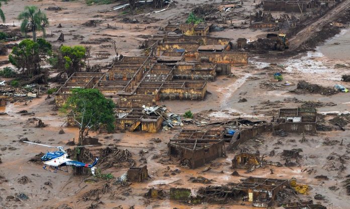 Cerca de 200 mil reclamantes brasileiros que buscam indenização da BHP em Londres (Foto: Antonio Cruz/Agência Brasil) Cerca de 200 mil reclamantes brasileiros que buscam indenização da BHP em Londres (Foto: Antonio Cruz/Agência Brasil)