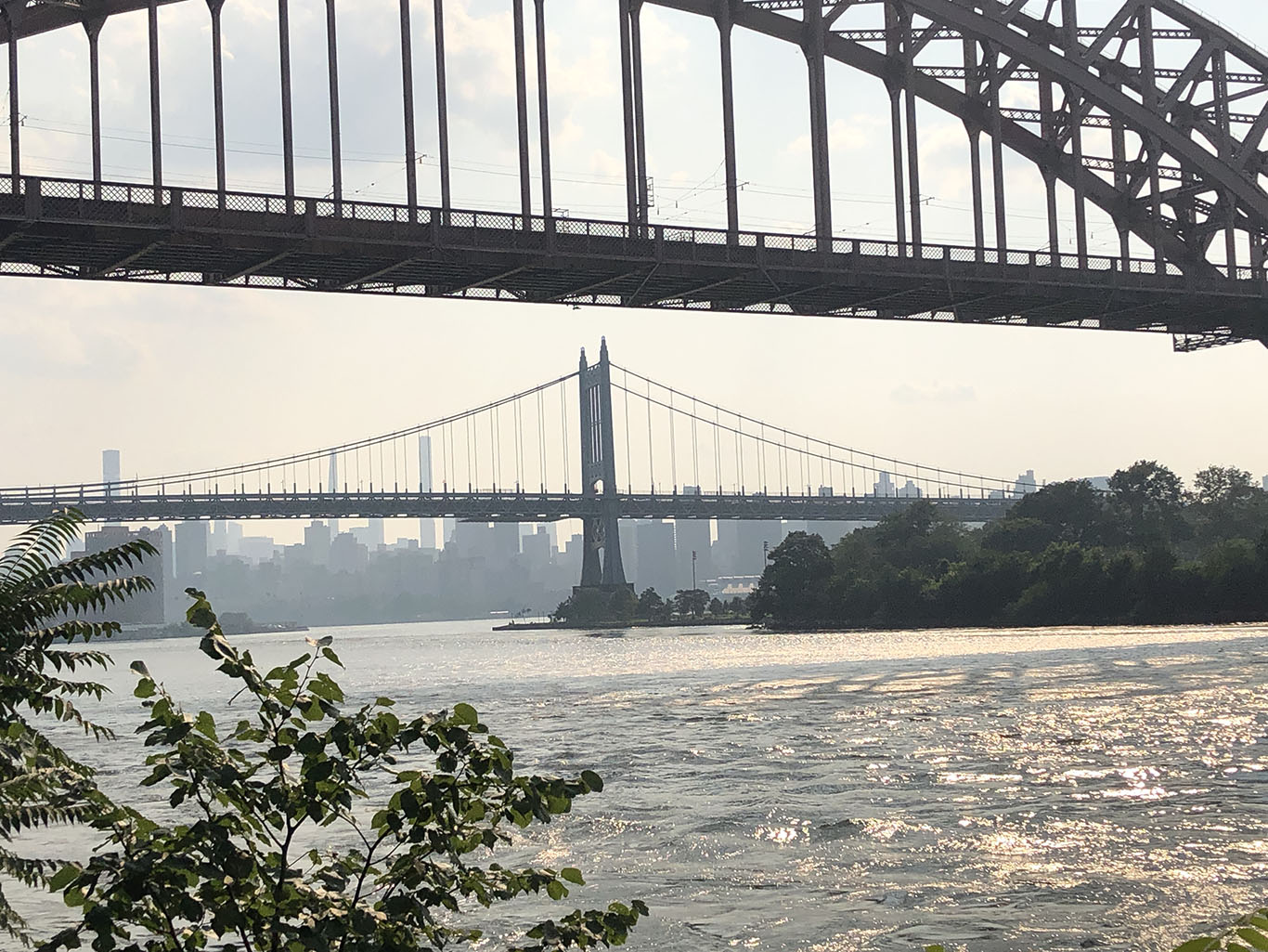 Vista dos prédios de Manhattan do Queens, NY, durante uma tarde de smog (Foto: Sandra Colicino)