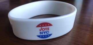 Bracelete dado ao eleitor no posto de votação em NY (Foto: Sandra Colicino)