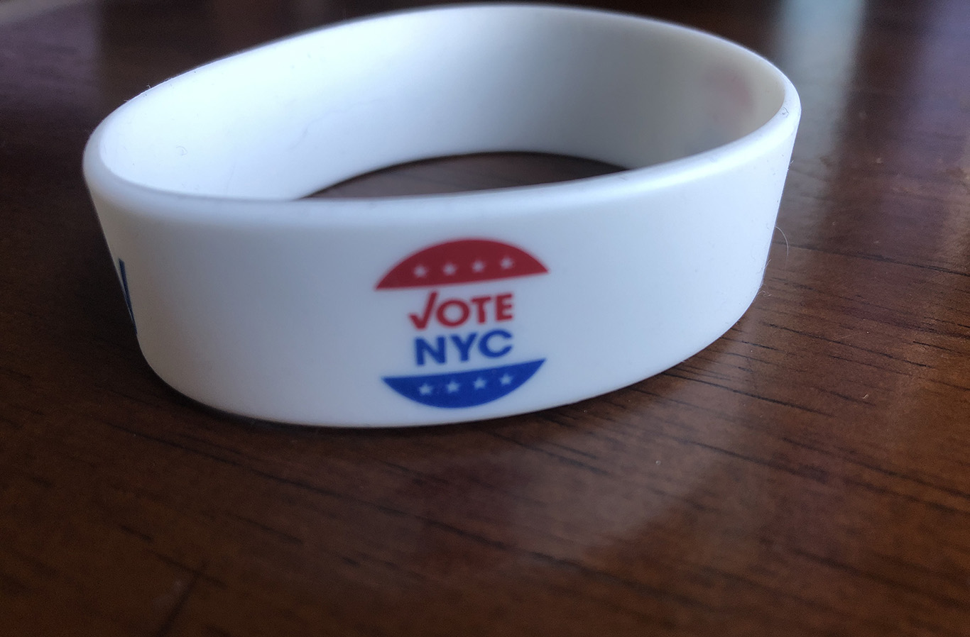 Bracelete dado ao eleitor no posto de votação em NY (Foto: Sandra Colicino)