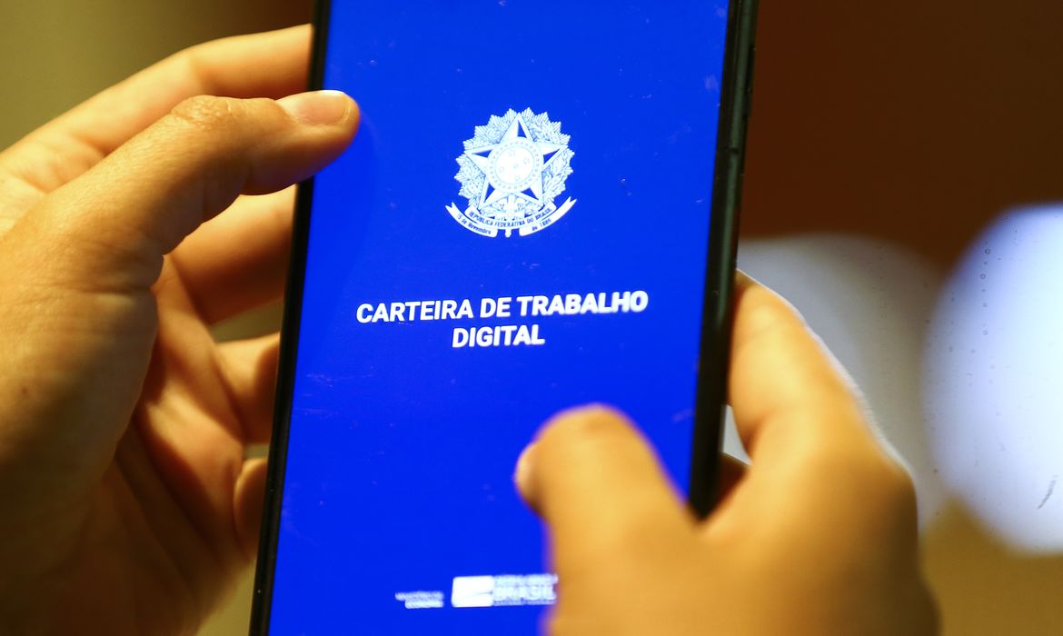 Brasil registra mais trabalhadores com carteiras de trabalho assinadas (Foto: Marcelo Camargo/Agência Brasil)