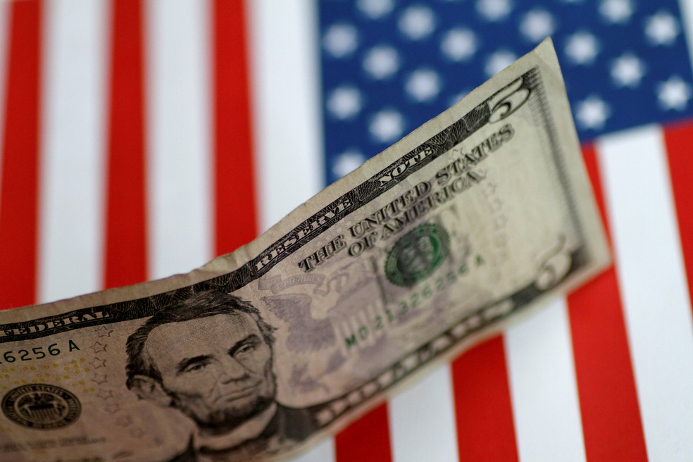 Neste mês a moeda americana já subiu 5,36%