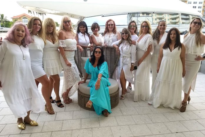 Lourdes Costanza entre as amigas Clara, Christina, Valéria, Ines, Anete, Jaqueline, Esterliz, Rute, Simone, Larissa, Laine e Elca Lourdes Costanza entre as amigas Clara, Christina, Valéria, Ines, Anete, Jaqueline, Esterliz, Rute, Simone, Larissa, Laine e Elca