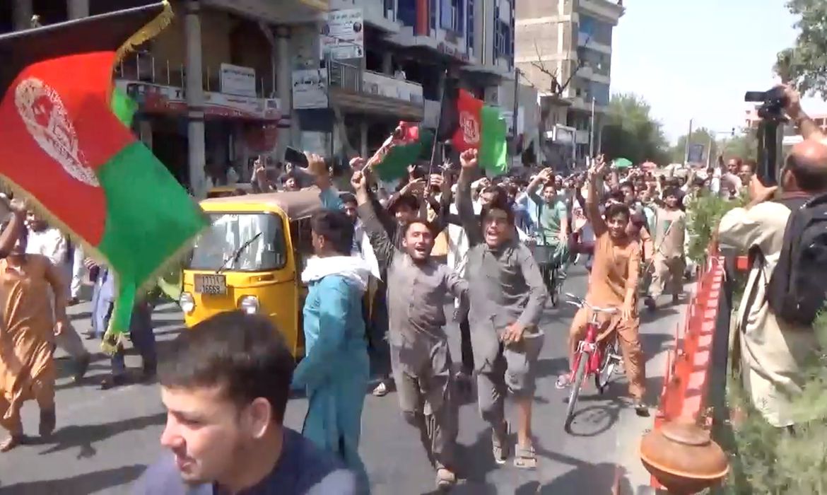 População saiu às ruas para protestar contra o Taliban e enfrentaram reação do Taliban (Foto: Afghan News/Divulgação Reuters)