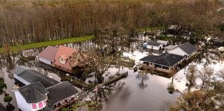 Kraemer, Louisiana, permanece inundada em 30 de agosto de 2021, após vários metros de água passarem pelo topo do sistema de diques protegendo o trecho de 7 milhas de casas durante o furacão Ida (Foto: USA Today Network/REUTERS)