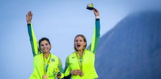 Martine Grael e Kahena Kunze se tornaram bicampeãs olímpicas, pois haviam conquistado a medalha de ouro na classe 49er FX (Foto: Fernando Frazão/Agência Brasil)