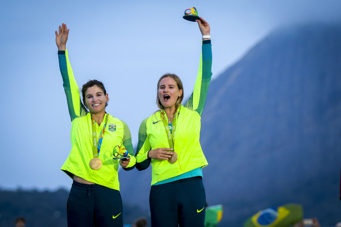Martine Grael e Kahena Kunze se tornaram bicampeãs olímpicas, pois haviam conquistado a medalha de ouro na classe 49er FX (Foto: Fernando Frazão/Agência Brasil)