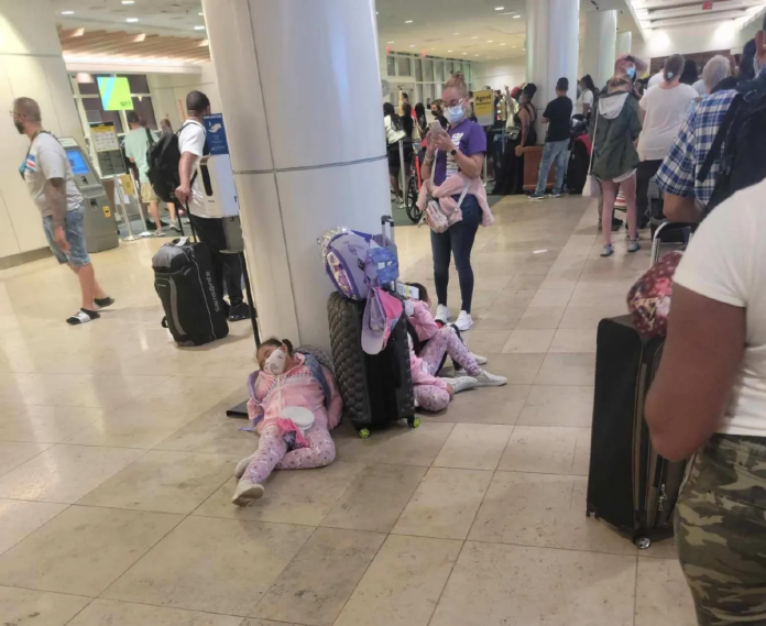Passageiros ficam horas na fila em busca de reembolso e explicações para os atrasos (foto: cortesia Eddie Jordan)