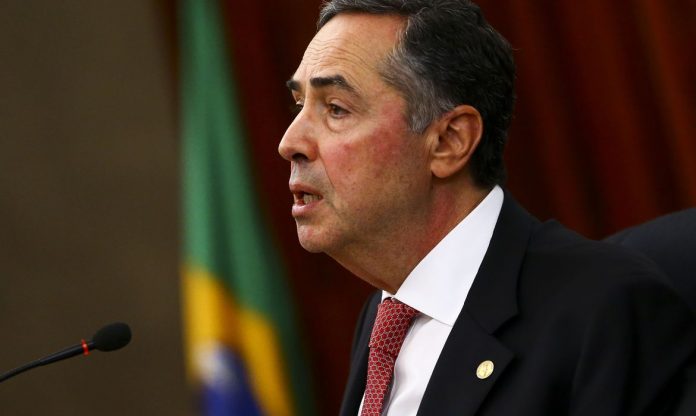 Para Barroso, a contagem em dobro dos votos dados a pessoas negras e mulheres para fins de cálculo da distribuição dos recursos dos fundos partidários e eleitoral é uma “importante ação afirmativa” (Foto: Marcelo Camargo/Agência Brasil) Para Barroso, a contagem em dobro dos votos dados a pessoas negras e mulheres para fins de cálculo da distribuição dos recursos dos fundos partidários e eleitoral é uma “importante ação afirmativa” (Foto: Marcelo Camargo/Agência Brasil)