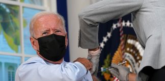 O presidente Joe Biden, recebe sua vacina de reforço contra a doença coronavírus (COVID-19) (Foto: REUTERS/Kevin Lamarque)